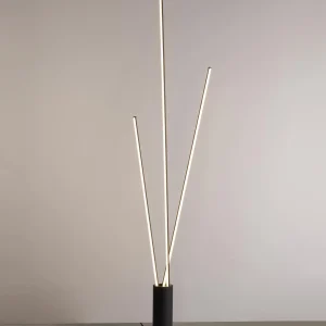 Lámpara de pie modelo Vertical con diseño minimalista y varillas doradas en 2 tamaños
